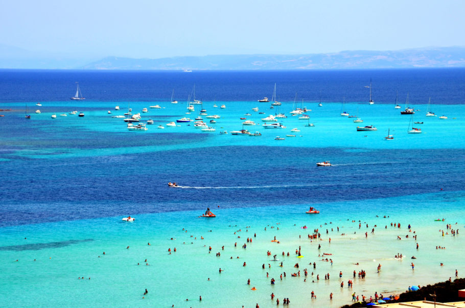 A praia de La Pelosa é uma das mais movimentadas da Sardenha no verão
