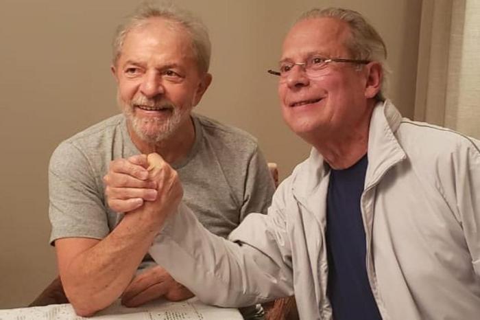 Lula e José Dirceu se reencontram após serem soltos em Curitiba