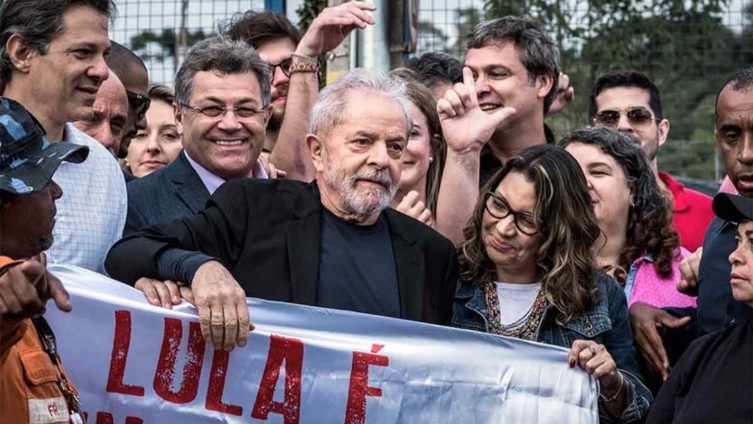 O ex-presidente Lula ao deixar a carceragem da Polícia Federal após ficar preso por 580 dias