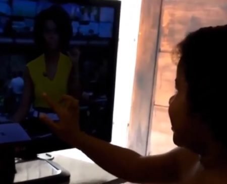 Menina assiste Maju Coutinho na tv e se identifica com seu cabelo e sua roupa