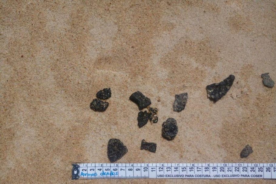 Fragmentos de óleo encontrados na praia de Guriri, no município de São Mateus, no litoral do Espírito Santo