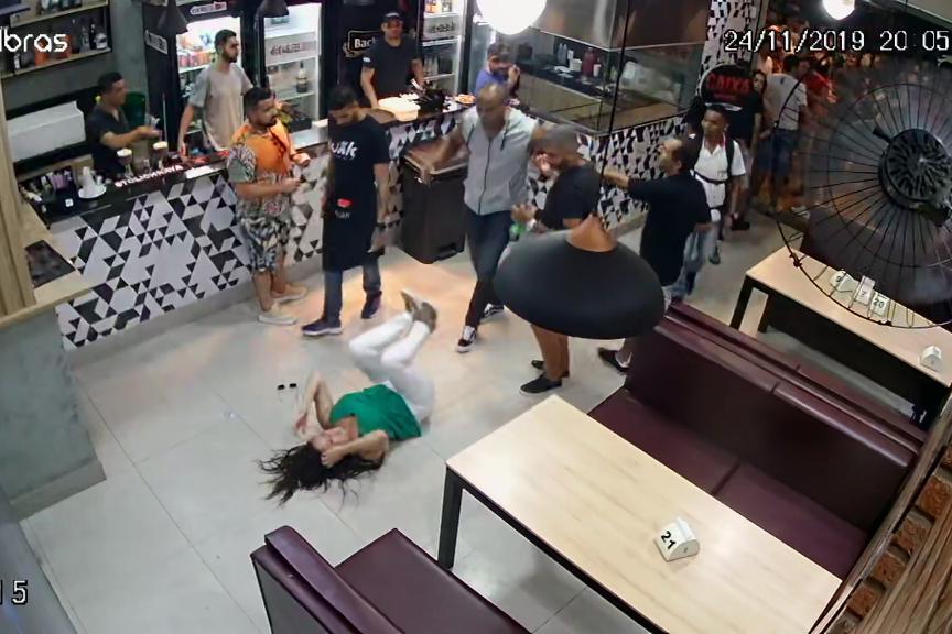 Vídeo mostra mulher sendo por um homem em bar de Belo Horizonte
