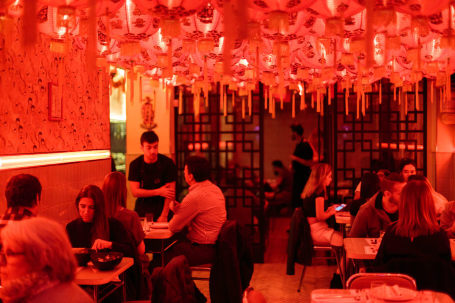 Interior do Niño Gordo; restaurante que mescla o cozinha oriental com porteña