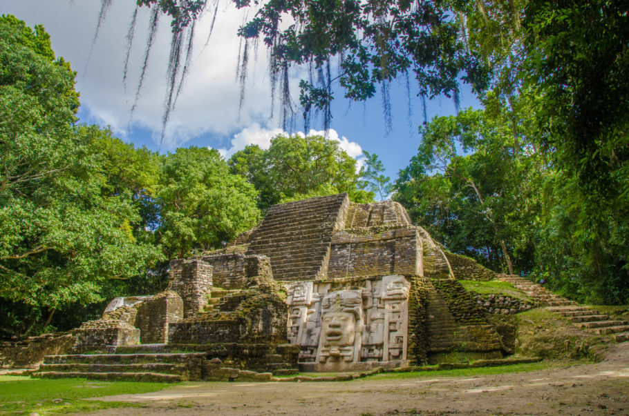 Sítio arqueológico de Lamanai, que significa “crocodilo submerso” na língua maia