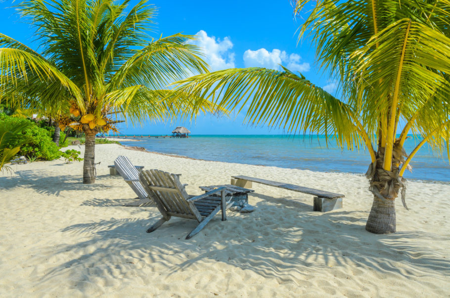 Praia na cidade de Placencia, ideal para relaxar e aproveitar o mar do Caribe