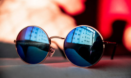 Usar óculos de sol falsificado tira a proteção natural dos olhos contra o excesso de luz