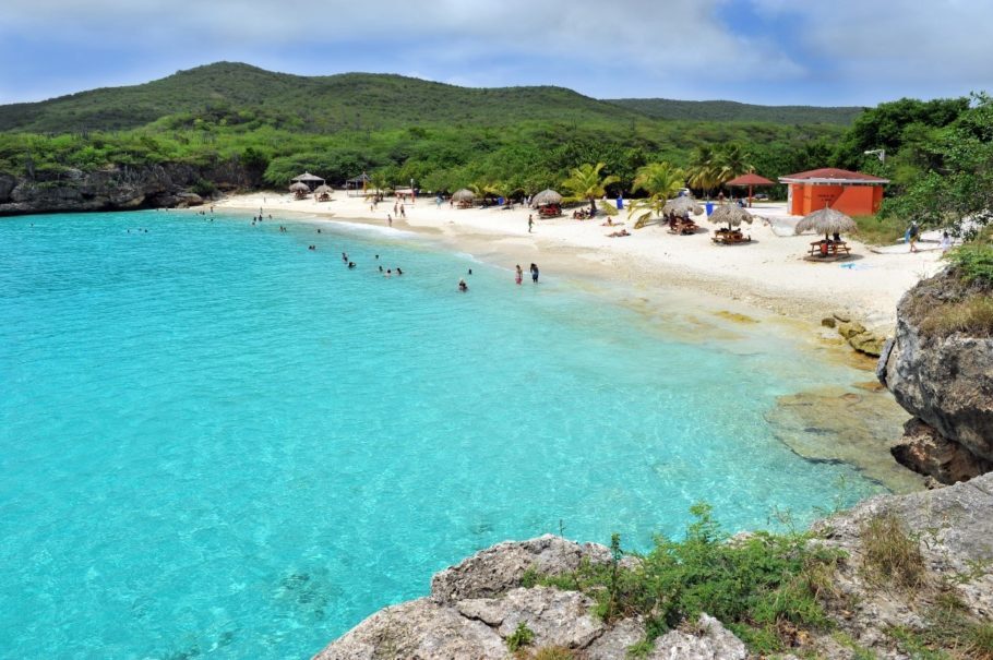 Entre as rochas da Praia de Cas Abao há inúmeros tipos de peixinhos que você pode apreciar por horas e horas com snorkel