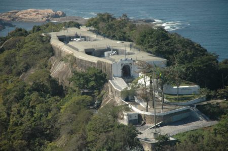 Lá do alto do Forte do Leme da pra ver o Cristo Redentor, o Pão de Açúcar e a praia de Copacabana