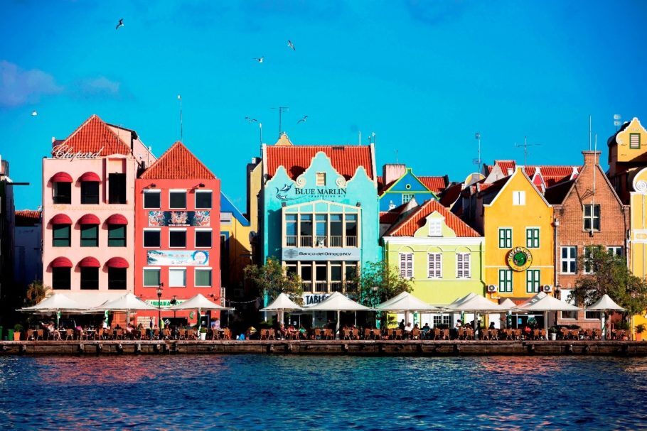 Edifícios coloridos da capital de Curaçao, Willemstad, são famosos por suas cores vibrantes