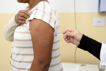 Vacinação para pessoas entre 20 e 29 anos vai até dia 30 de novembro