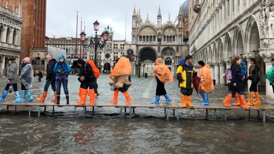 Turistas e moradores foram supreendidos pela maré alta, que bateu recordes em Venez