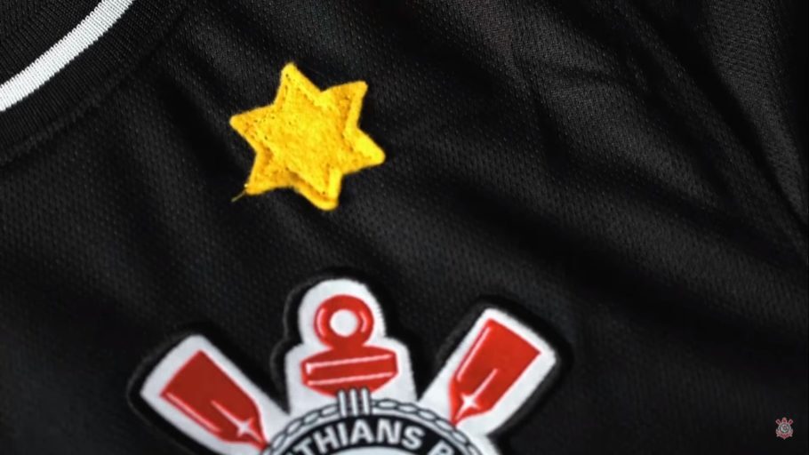 Estrela em uniforme do Corinthians homenageia vítimas do Holocausto