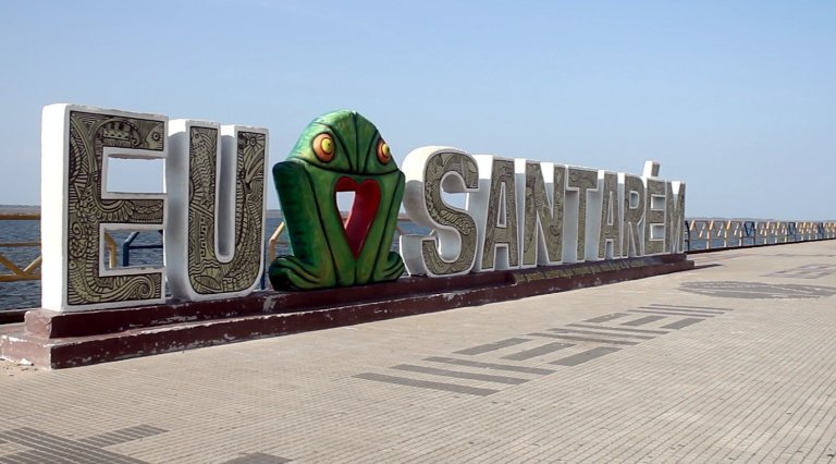 Letreiro turístico com o nome de Santarém
