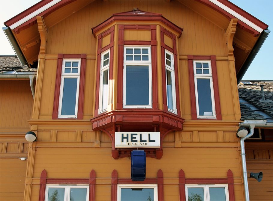 Fachada da estação de trem de Hell, na Noruega