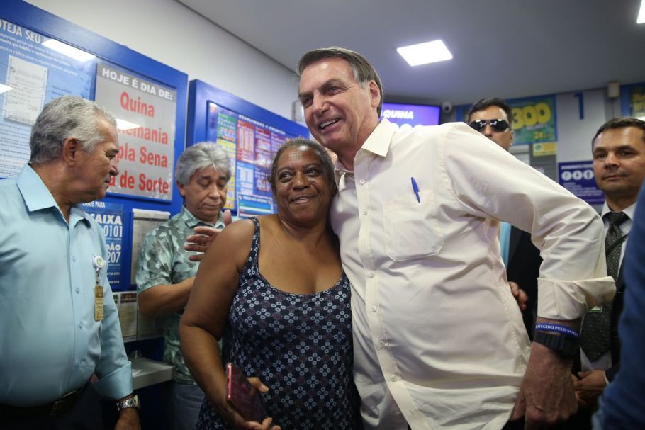 Jair Bolsonaro vai até lotérica de Brasília para jogar na Mega da Virada.