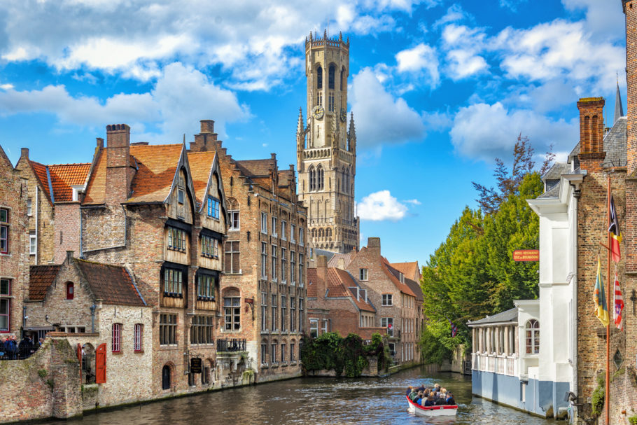 Bruges, também chamada de “Veneza do Norte”, abriga diversos canais e pontes, além do rio Reie