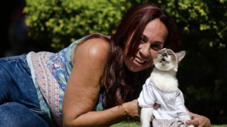 A protetora dos animais Simone Gatto e sua gatinha Denise