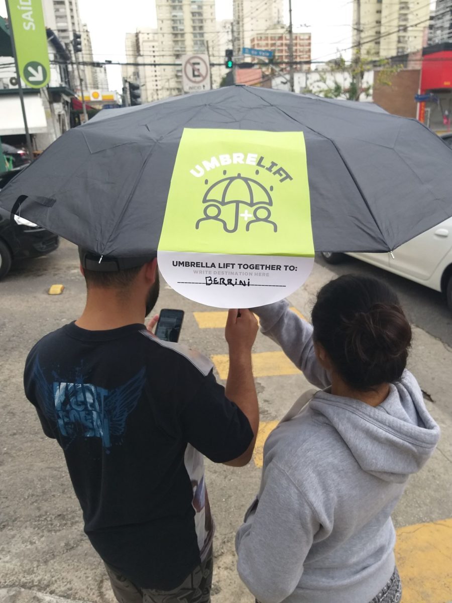 Ação incentiva compartilhamento por meio de carona no guarda-chuva