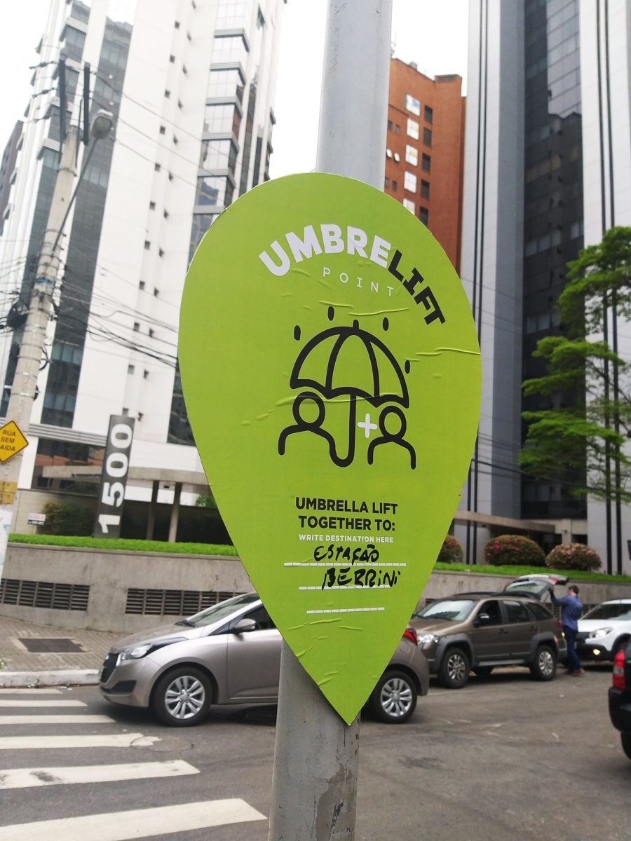 Ponto de carona no guarda-chuva em São Paulo
