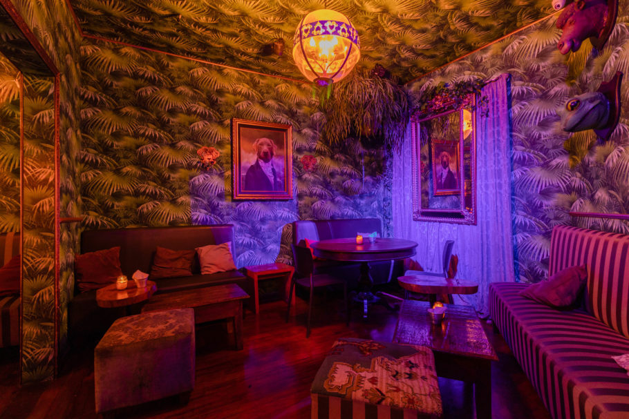 Situada no miolo do famoso Largo da Batata, a Casa 92 é um bar e casa noturna. Tudo ao mesmo tempo
