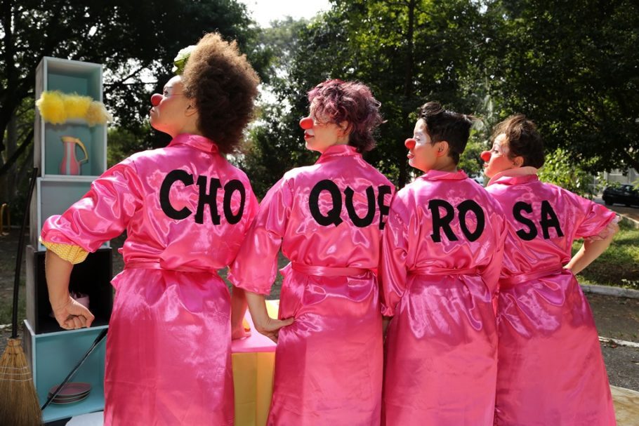Em “Choque-Rosa ou Com que Armas Lutamos?”, elas desafiam o lugar destinado às mulheres na sociedade