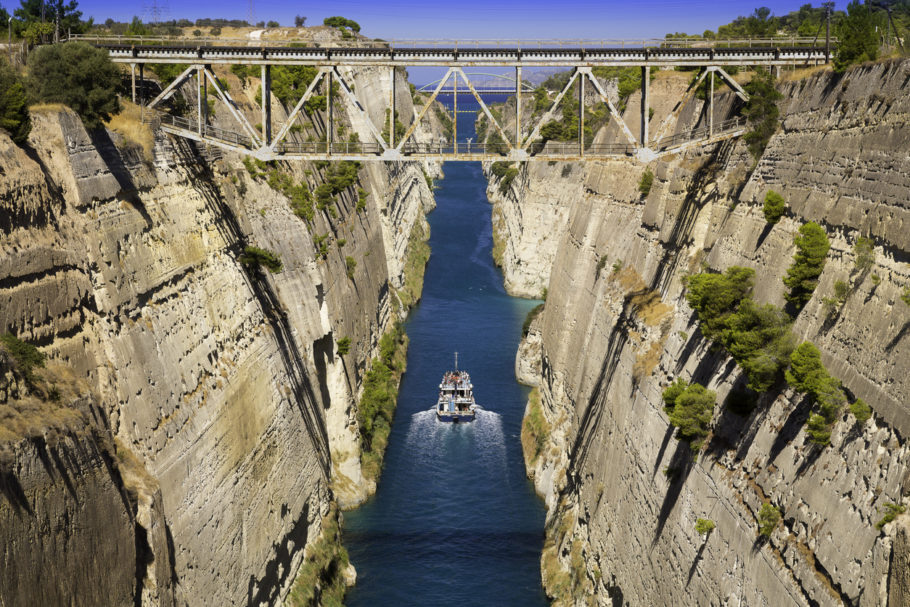 Canal de Corinto separa o território continental da Grécia do da península de Peloponeso