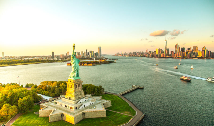 Vista da Estátua da Liberdade; um dos passeios imperdíveis para quem visita Nova York pela primeira vez