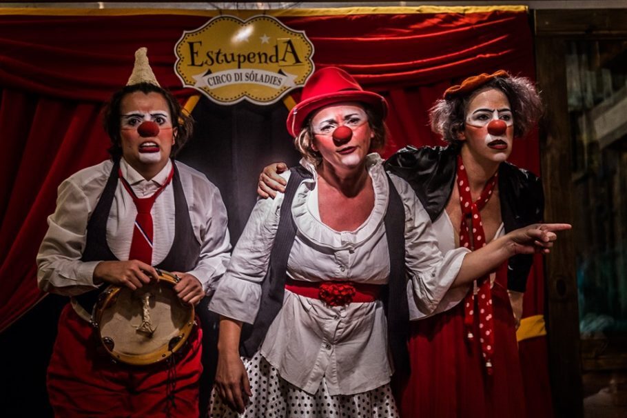 A adaptação de cenas clássicas do circo tradicional, música, poesia e interação com a plateia compõem as apresentações de “Estupendo Circo di SóLadies”