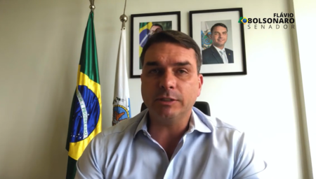 Flávio Bolsonaro é chefe de organização criminosa que desviava dinheiro, diz MP