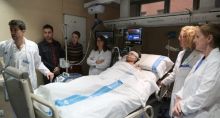 Médicos espanhóis explicam procedimento de ressuscitação de parada cardíaca no hospital de Vall d’Hebron