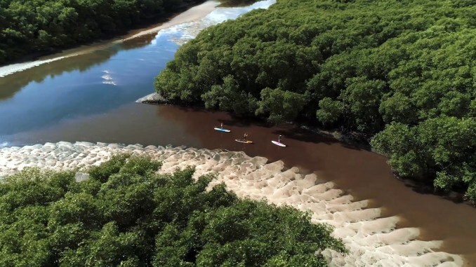 Stand Up Paddle no rio Bunharém, em Arraial d’Ajuda. no sul da Bahia