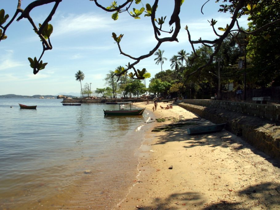 No meio da Baía de Guanabara lá está ela: a Ilha de Paquetá!