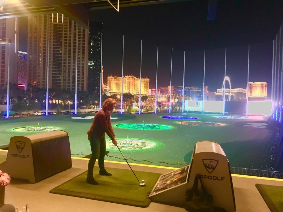 Golfe no bar com vista para as luzes de Vegas