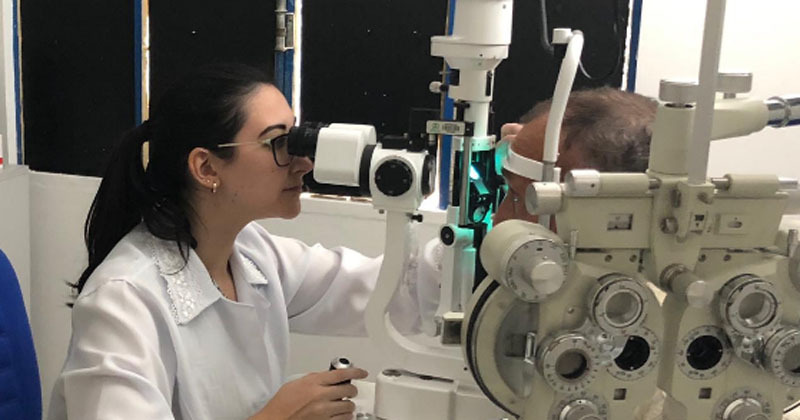 Médica do Ipepo – Instituto da Visão realiza exame oftalmológico na cidade de Arquimedes (RO)