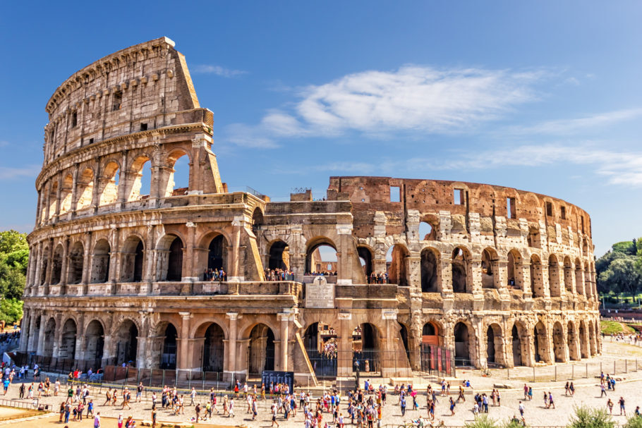 O Coliseu, um dos cartões-postais de Roma, na Itália