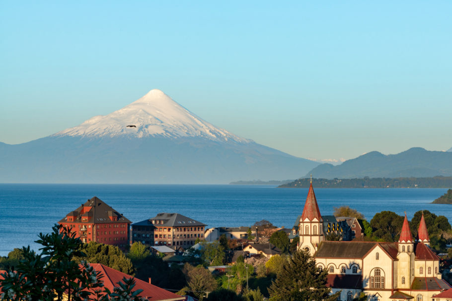 Vista de Puerto Varas com o vulcão Osorno ao fundo, na Região dos Lagos, no Chile