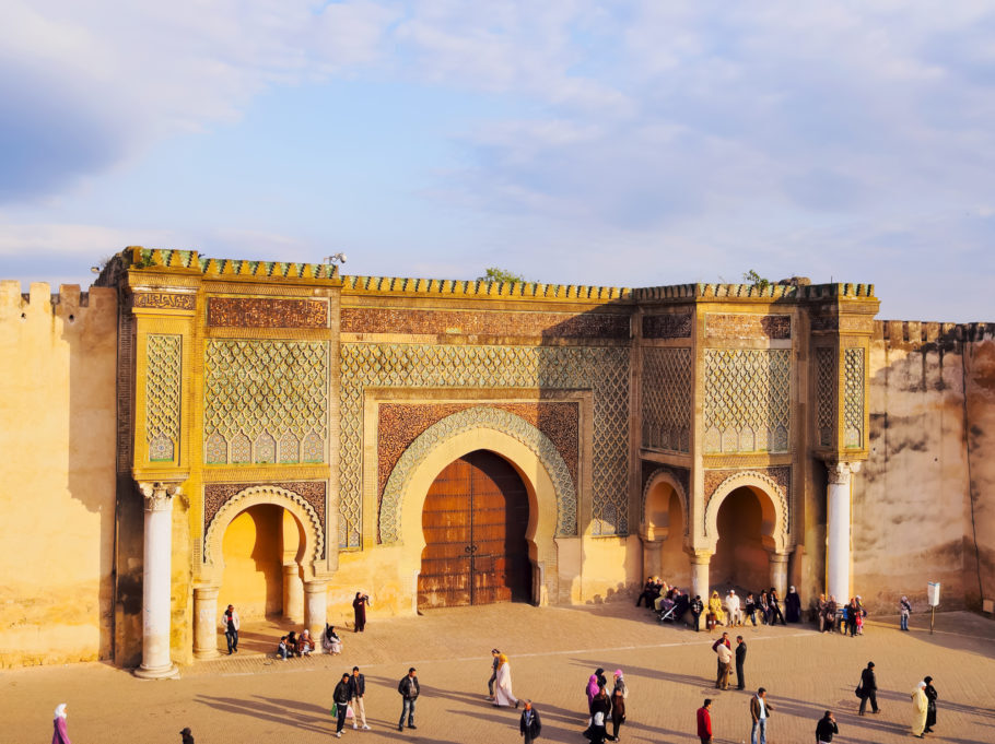 A porta Bab Mansour, na praça El Hedime, na cidade de Meknès