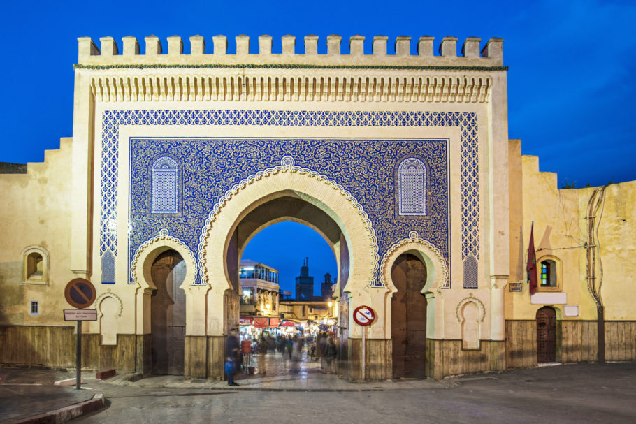TO portão de Bab Bou Jeloud, uma das 14 entradas da cidade marroquina de Fez