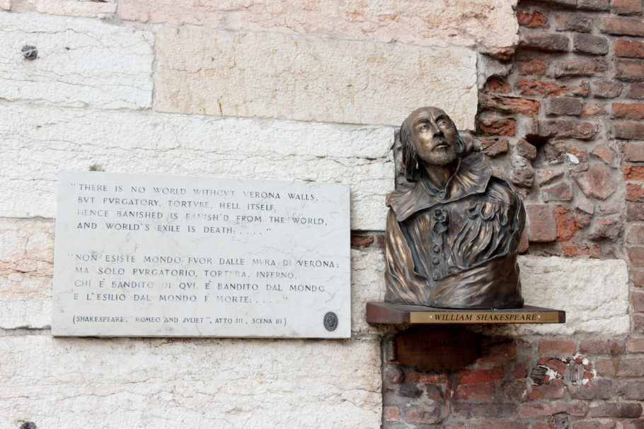 Busto de William Shakespeare o lado de uma placa com trechos da obra “Romeu e Julieta”