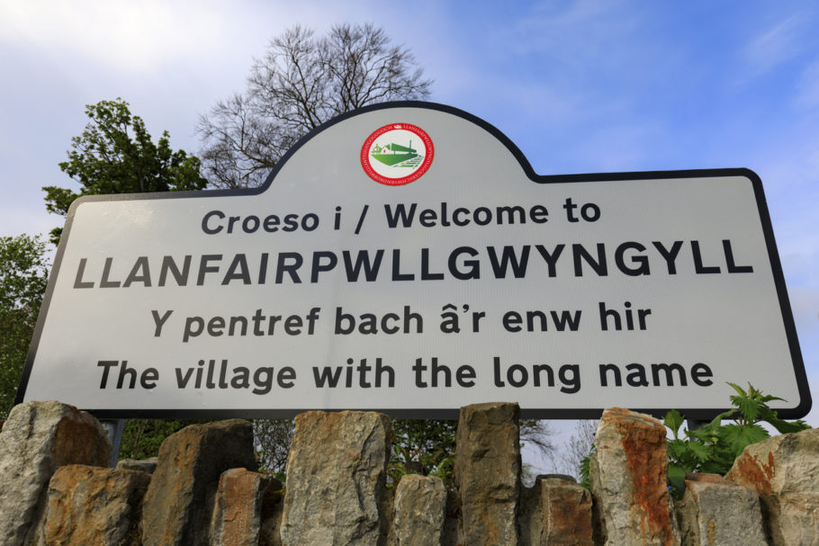 Llanfairpwllgwyngyll, no Reino Unido, é um dos vilarejos com o nome mais cumprindo do mundo