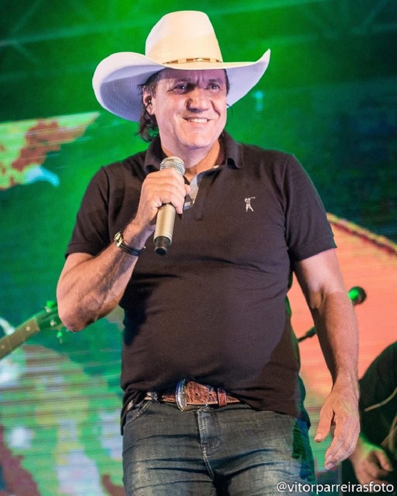 O cantor sertanejo Juliano Cezar durante show