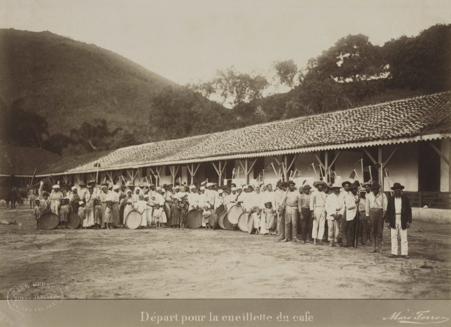 Trabalhadores escravizados em fazenda de caféVale do Paraíba, em 1885
