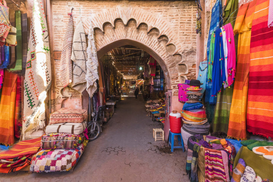 Mercado na praça Jamaa el Fna, na cidade velha de Marrakesh, no Morrocos
