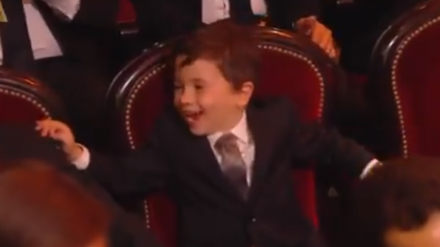 Reação do filho de Messi ao ver o pai recebendo a Bola de Ouro viraliza