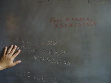 Reprodução da cela do período da Ditadura tem nomes de seus presos políticos escritos nas paredes