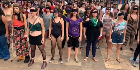 Brasileiras aderem ao protesto chileno e gravam: ‘O estuprador é você’