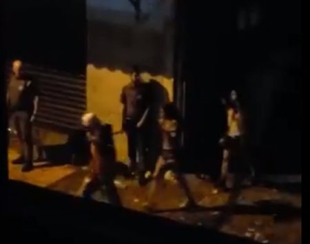 Vídeo que circula nas redes sociais mostra um PM acertando com uma barra os jovens em Paraisópolis que passavam pelo local
