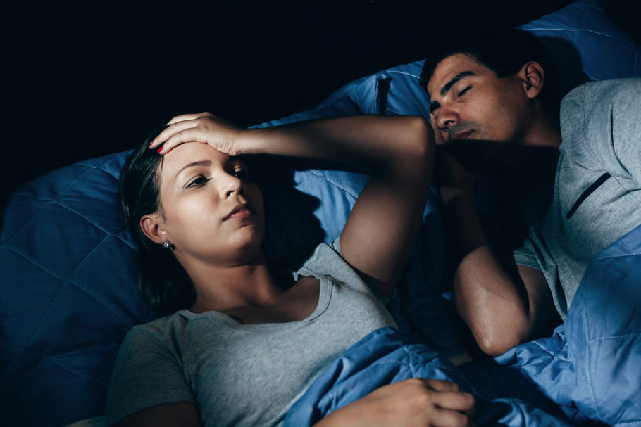 Dormir na mesma cama que o parceiro pode contribuir para o chamado ‘divórcio do sono’