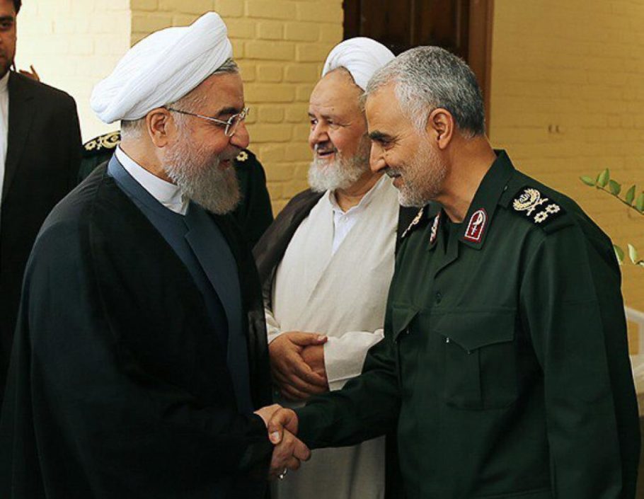 À esq., Hassan Rohani, presidente do Irã, cumprimenta o general Qassem Soleimani, que foi morto em ataque dos EUA