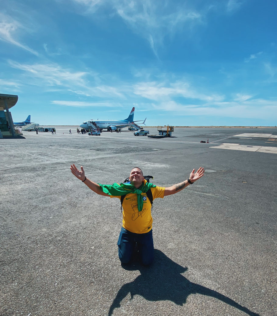 Anderson Dias no aeroporto de Cabo Verde, na África, ao completar a façanha de conhecer todos os países do mundo